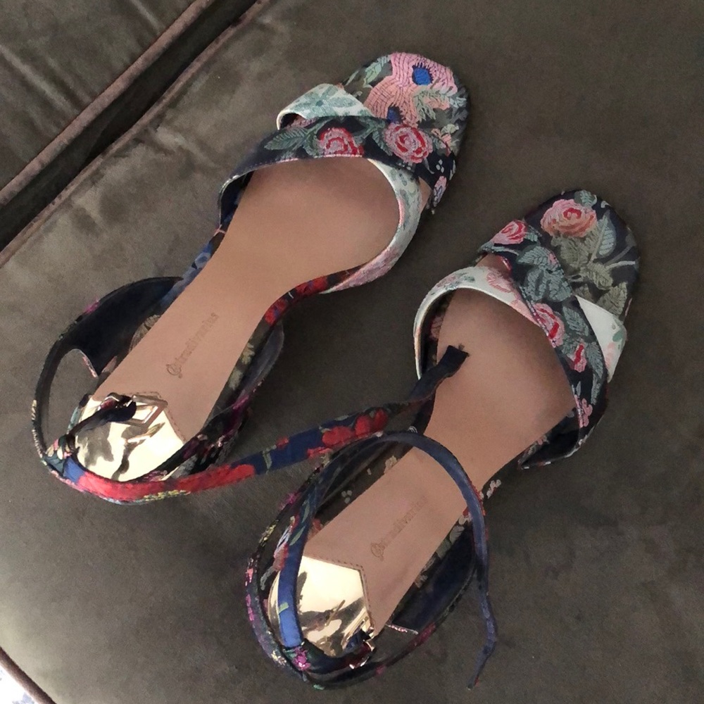 Patterned strappy block heel